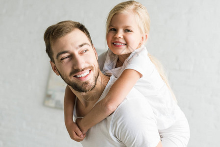 快乐的父亲和可爱的小女儿拥抱图片