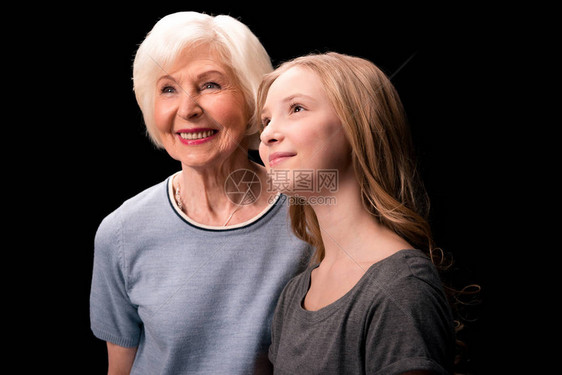 快乐的外祖母和孙女站在一起望着被图片