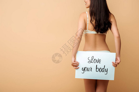 快乐女孩用爱戴的标语牌你的身体在蜜蜂上写背景图片