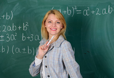 女人微笑着教育家教室黑板背景教师的工作条件她喜欢她的工作回到学校的概念准教师必须考图片