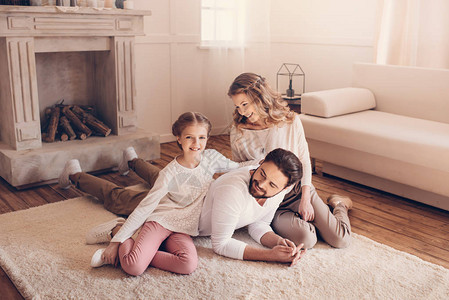 快乐的年轻家庭有一个孩子在家共图片