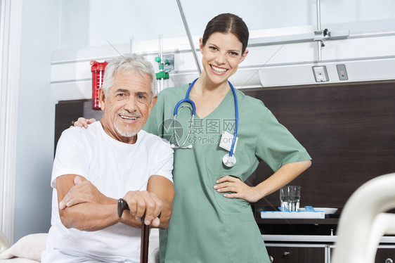 快乐的老年男子与女病人在康图片