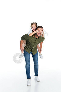 快乐的父亲和女儿一起骑着图片