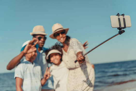 快乐的非洲美家庭在海边用图片