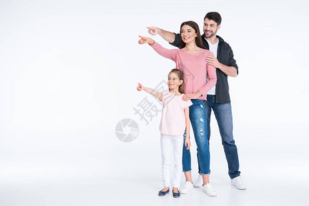 欢乐的年轻家庭站在一起用白纸上的图片