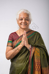 快乐的印度高龄女肖像展示背景图片