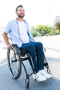 在街上坐轮椅仰望着身高的帅图片