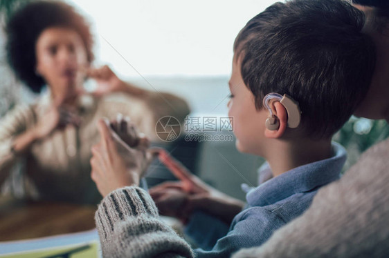 微笑的聋哑男孩学习手语图片