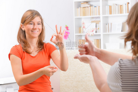 学习手语的微笑的聋妇女图片