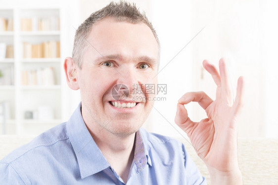 使用手语微笑的聋哑人图片