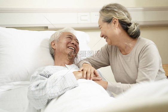 探望和与住院丈夫在床边交谈的年长有爱心和关图片