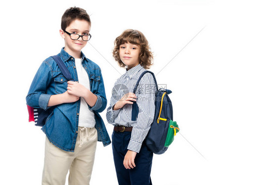 两个背着包的男生看着被白图片