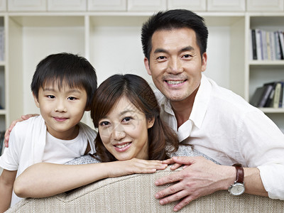 一个亚洲家庭的画像背景图片