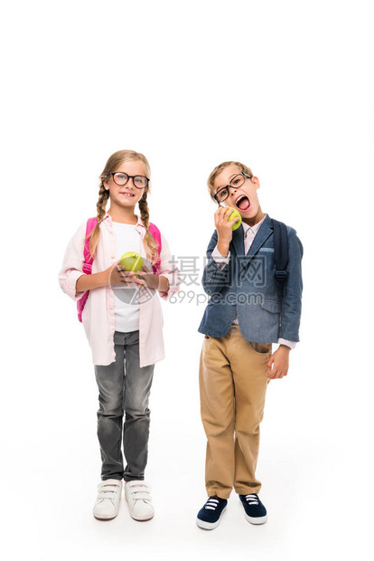 带着背包吃苹果的中小学生和男孩图片