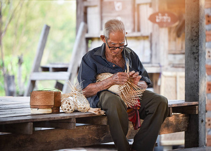 亚洲生活老人叔祖父在家工作亚洲老人生活在农村生活泰国农村人编图片