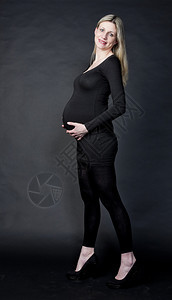 穿着黑色衣服和泵的孕妇图片