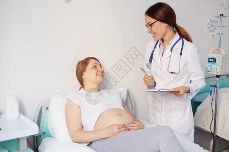 女医生在医院为孕妇看图片