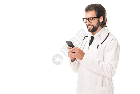 戴眼镜和白大衣的微笑医生使用在白色上隔图片
