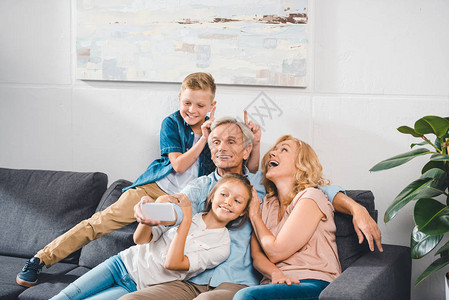 家庭幸福的家庭在家里用图片