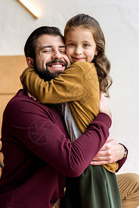 快乐的父亲和女儿拥抱图片