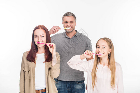 用牙刷牙刷的年轻家庭图片