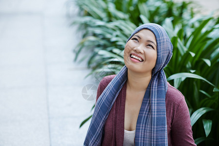 戴头巾的女癌症幸存者肖像图片