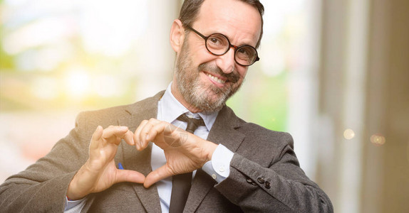 戴眼镜的男教师快乐地用心形表达爱意图片