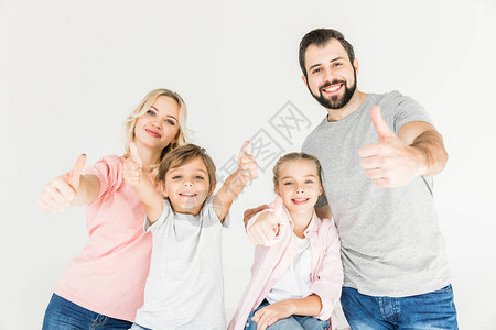 欢乐家庭举起大拇指笑着在白色隔图片