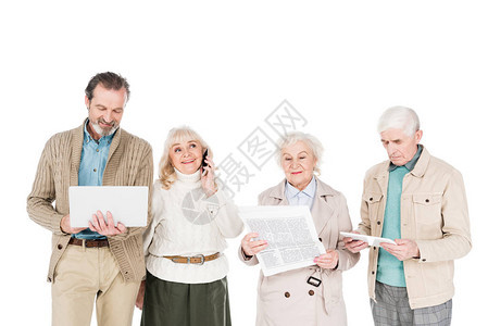 高年长者站在妇女身边手持小工具报纸图片
