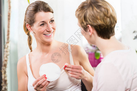 妇女用胸罩内舒适的塑料乳壳收集过多母乳图片