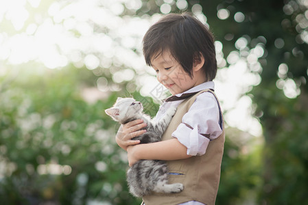 抱着猫咪的小男孩图片