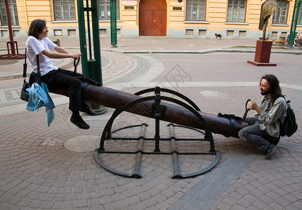 快乐的男女在圣彼得堡街图片