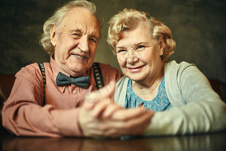 幸福的一对退休夫妇看着带图片