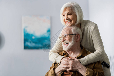 喜悦的老年妇女有快图片