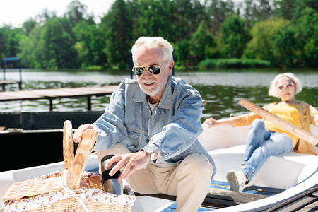 游船野餐轻松的养恤金领取者坐在图片