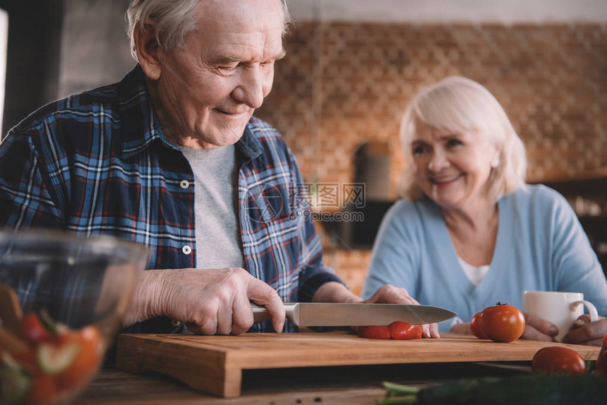 在家做饭的老年夫妻图片