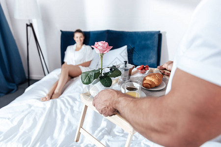 男朋友和羊角面包一起吃浪漫早餐图片