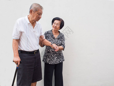 快乐浪漫的亚洲高级夫妇互相照顾多久了爱从未改变资深夫妇的概图片