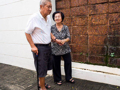 快乐浪漫的亚洲高级夫妇互相照顾多久了爱从未改变资深夫妇的概图片