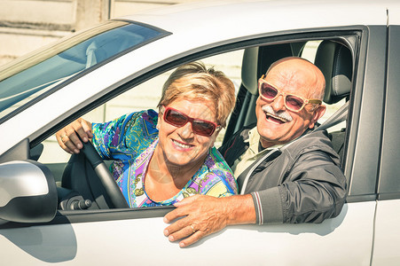 快乐的老年夫妇准备开车旅行图片