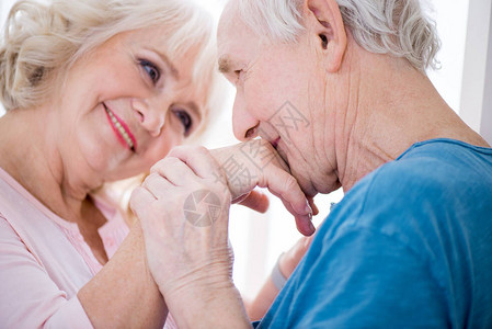 快乐的老年夫妻的肖像图片