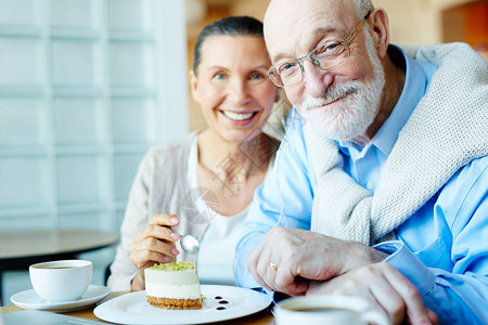 快乐的老年人和妻子在图片