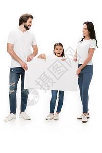 带着空白横幅的微笑着的父母和女儿在图片