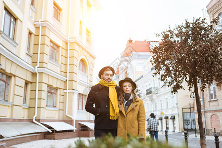 城市街道上穿着秋装的美丽年轻夫妇图片