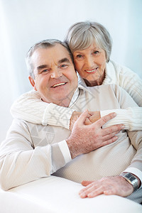 一对快乐的老年情侣拥抱和看图片