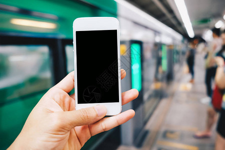 火车站手持智能手机黑屏模糊人图片