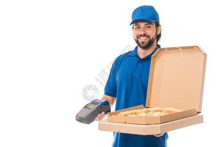 带着披萨的英俊送货员在箱子和付款终端中拿着比萨饼图片
