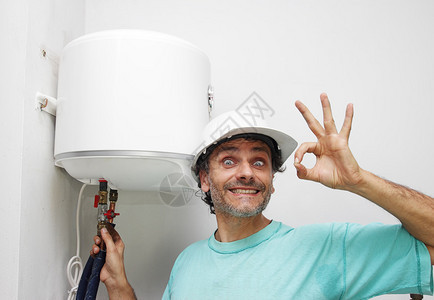 安装电热水器的快乐水管工图片