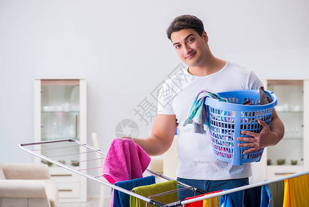 在家晾衣服的男人图片