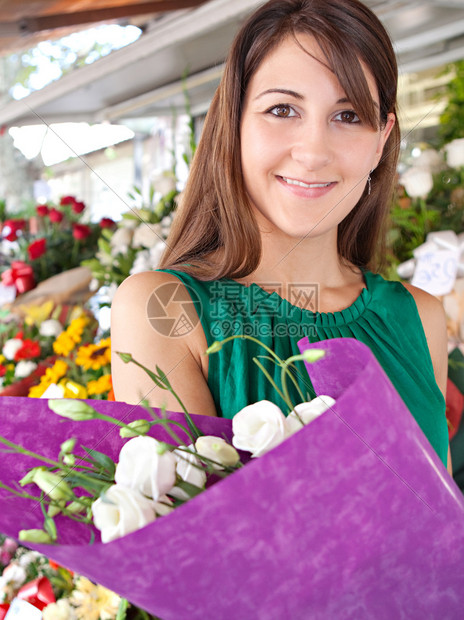 关闭了一位有吸引力的年轻顾客女人购买一束鲜花的肖像图片